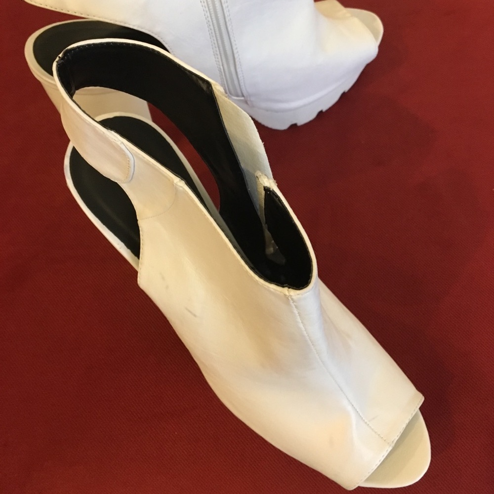 NWOT White bootie shoe by Qupid(New)